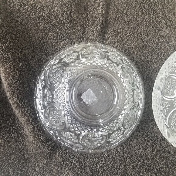 Bowl vntg molded glass Lidded Serving Pattern: Hearts & Fleur De Lys 1970s - Picture 7 of 9